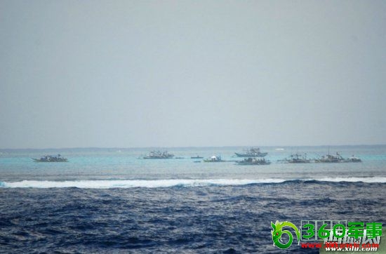 大批的菲律宾渔船在黄岩岛海域附近捕鱼